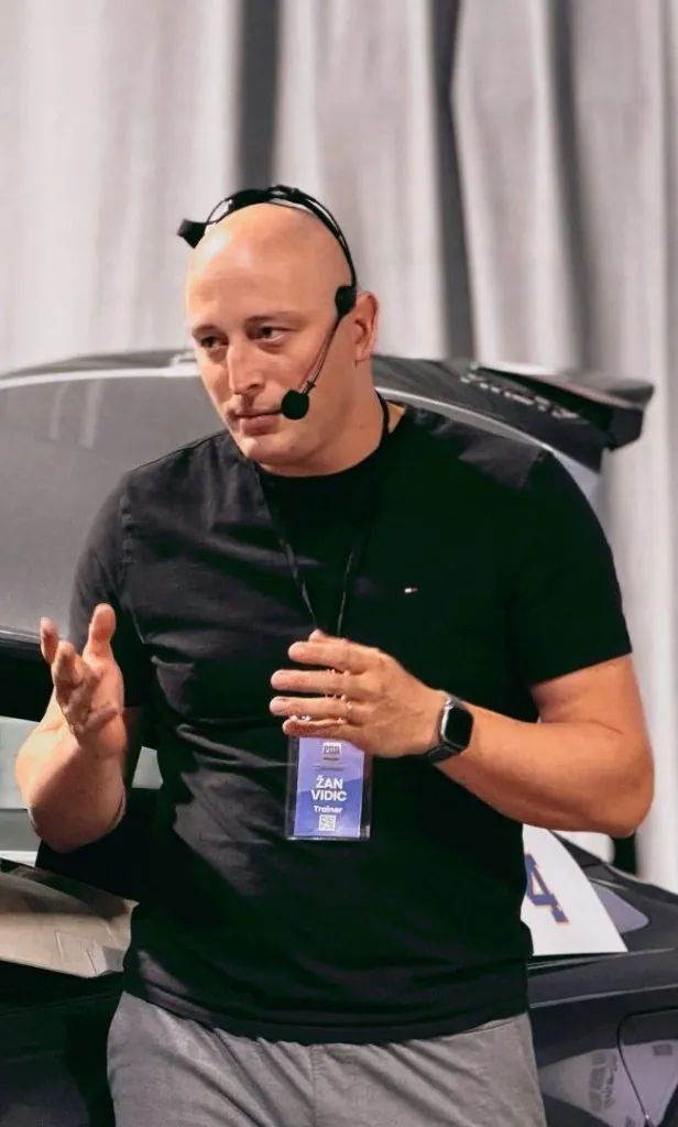 Žan Vidic：十二次世界冠軍，連續蟬聯多屆國際競賽第一名。他的穩定度與手法準確度無人能及，是所有競技型 PDR 技師的學習典範。