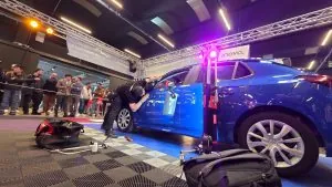 DB EXPO 2026單人組比賽，修復車門上的凹痕