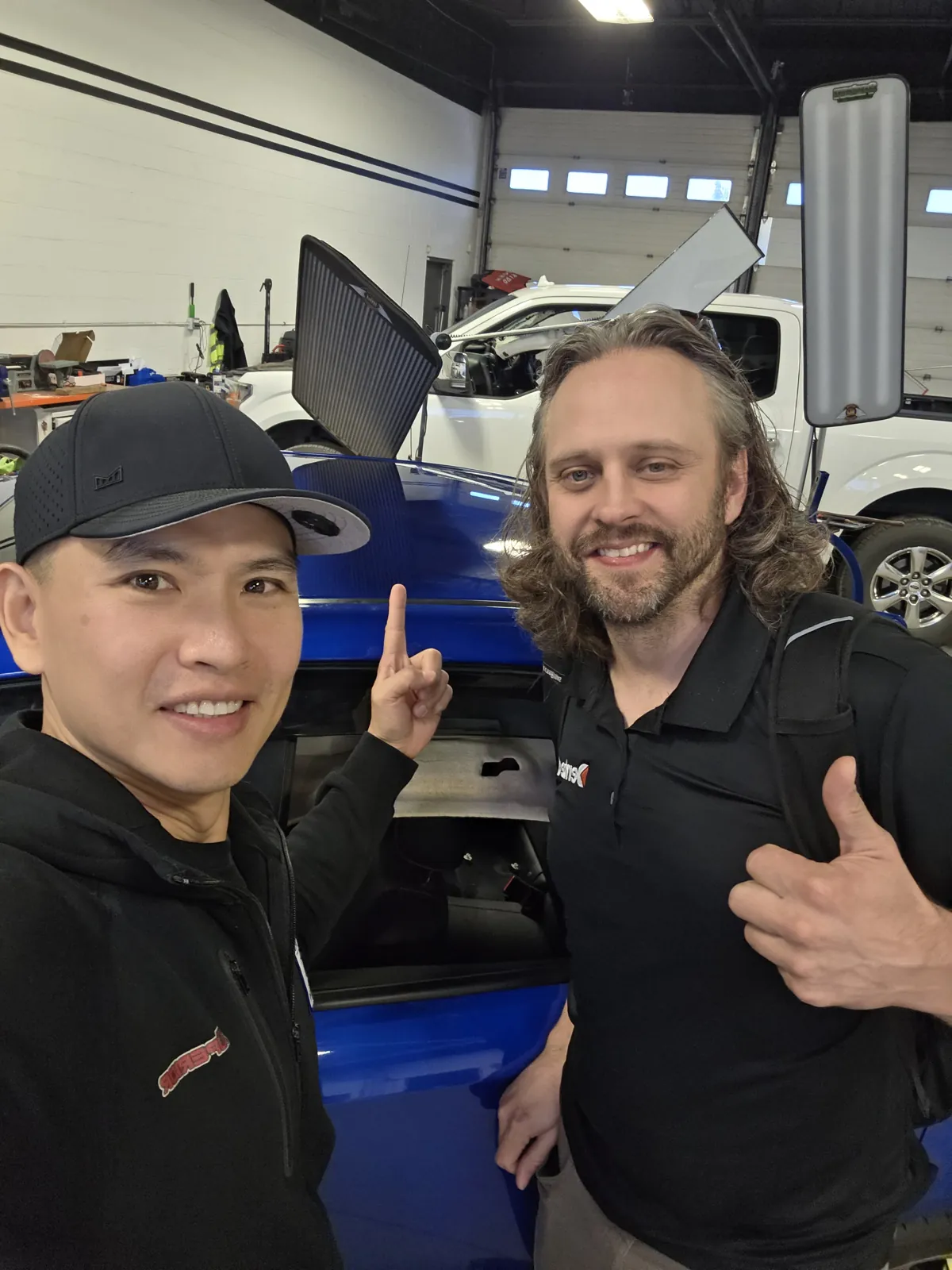 Jay Ma 與 Josh 在修復完成的冰雹車前合影