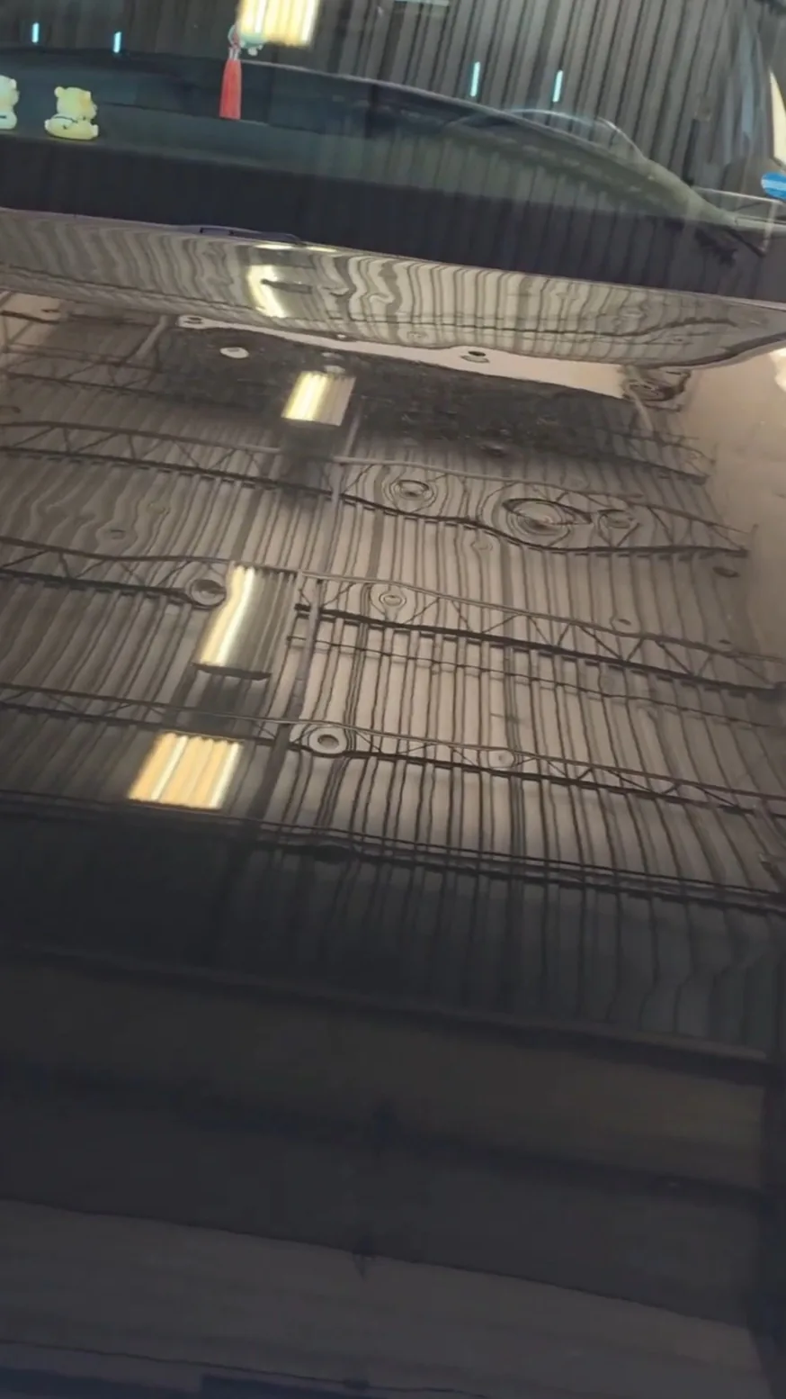 冰雹車引擎蓋，天花板燈管的反射線全被凹痕打亂