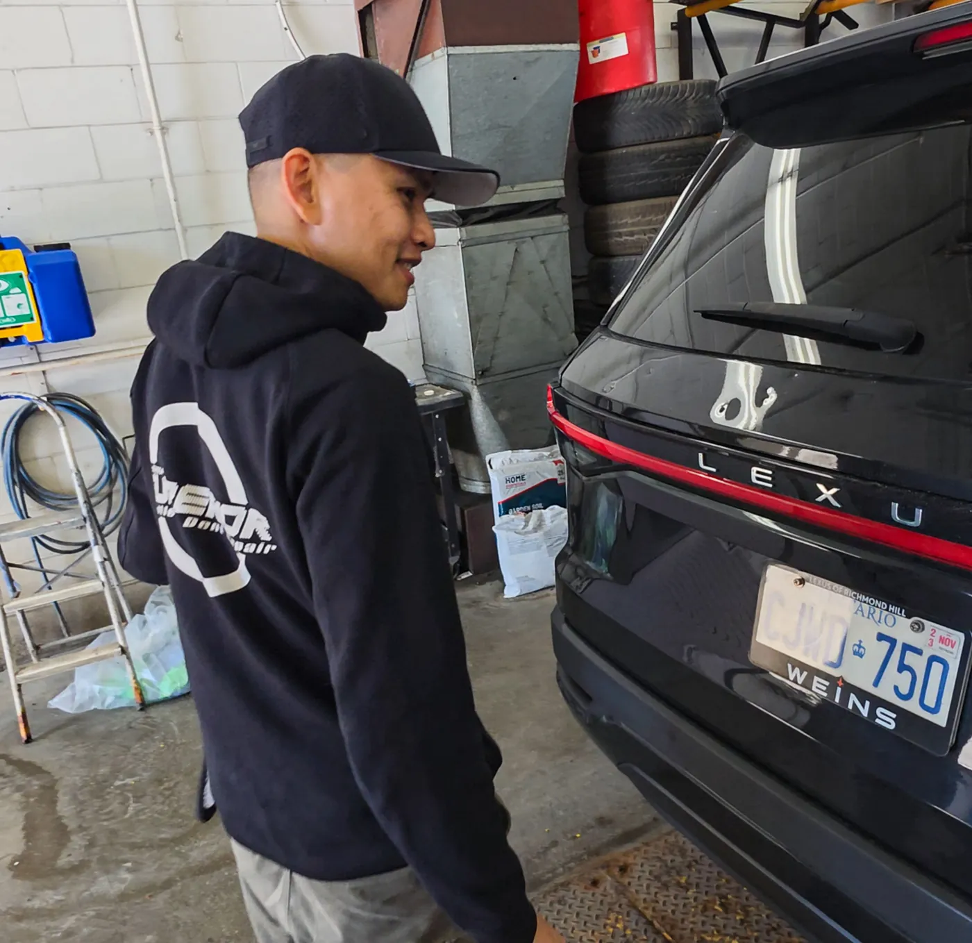 Jay Ma 在多倫多現場檢視 LEXUS 冰雹車尾門