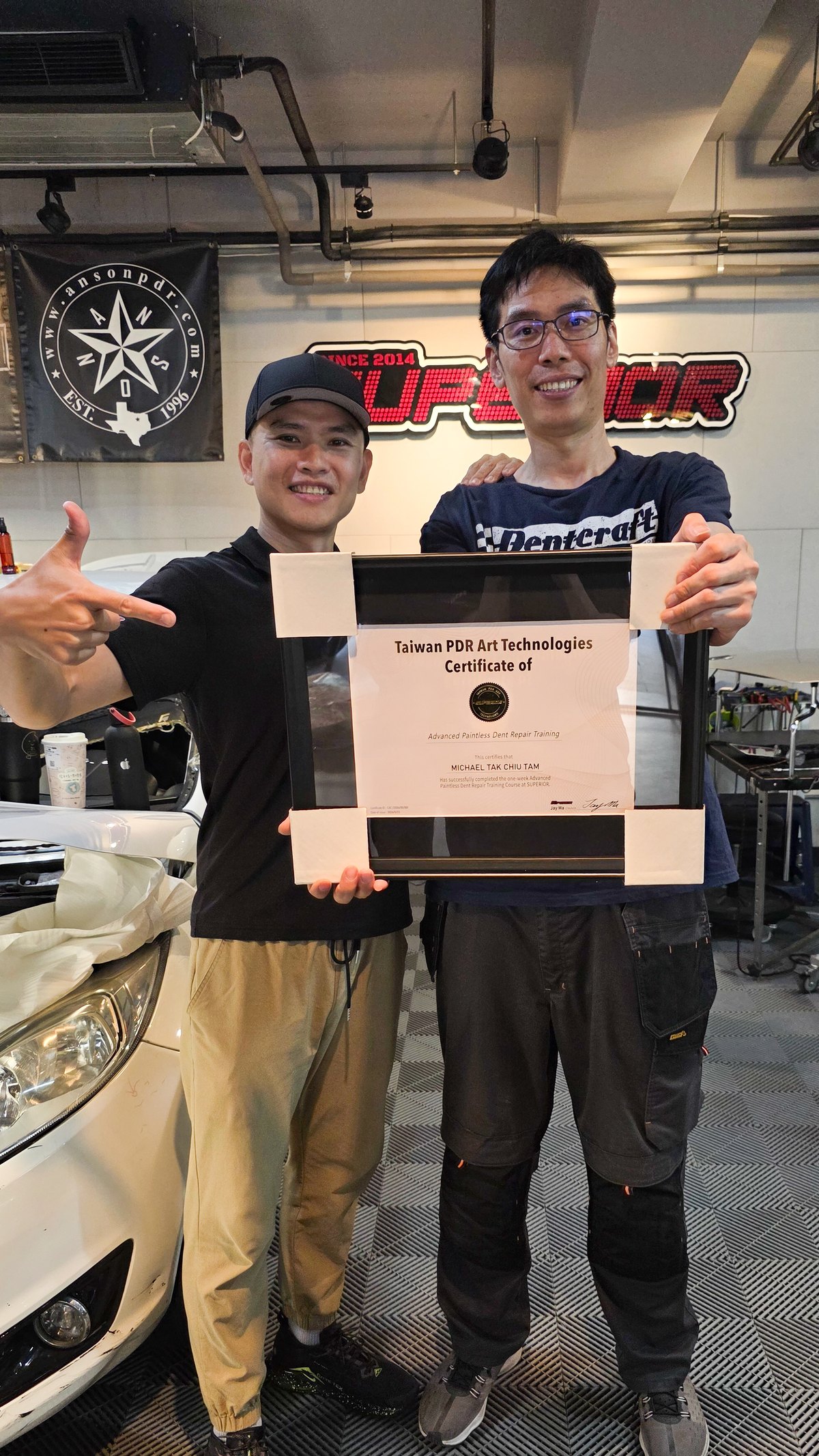 從加拿大來的學員 Michael 與 Jay Ma 完成一週進階訓練的合照 — 手持 Advanced Paintless Dent Repair 結業證書