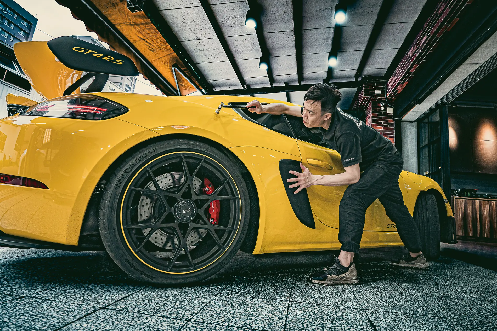 卓越技師為 Porsche 718 GT4 RS 施作免烤漆凹痕修復 PDR