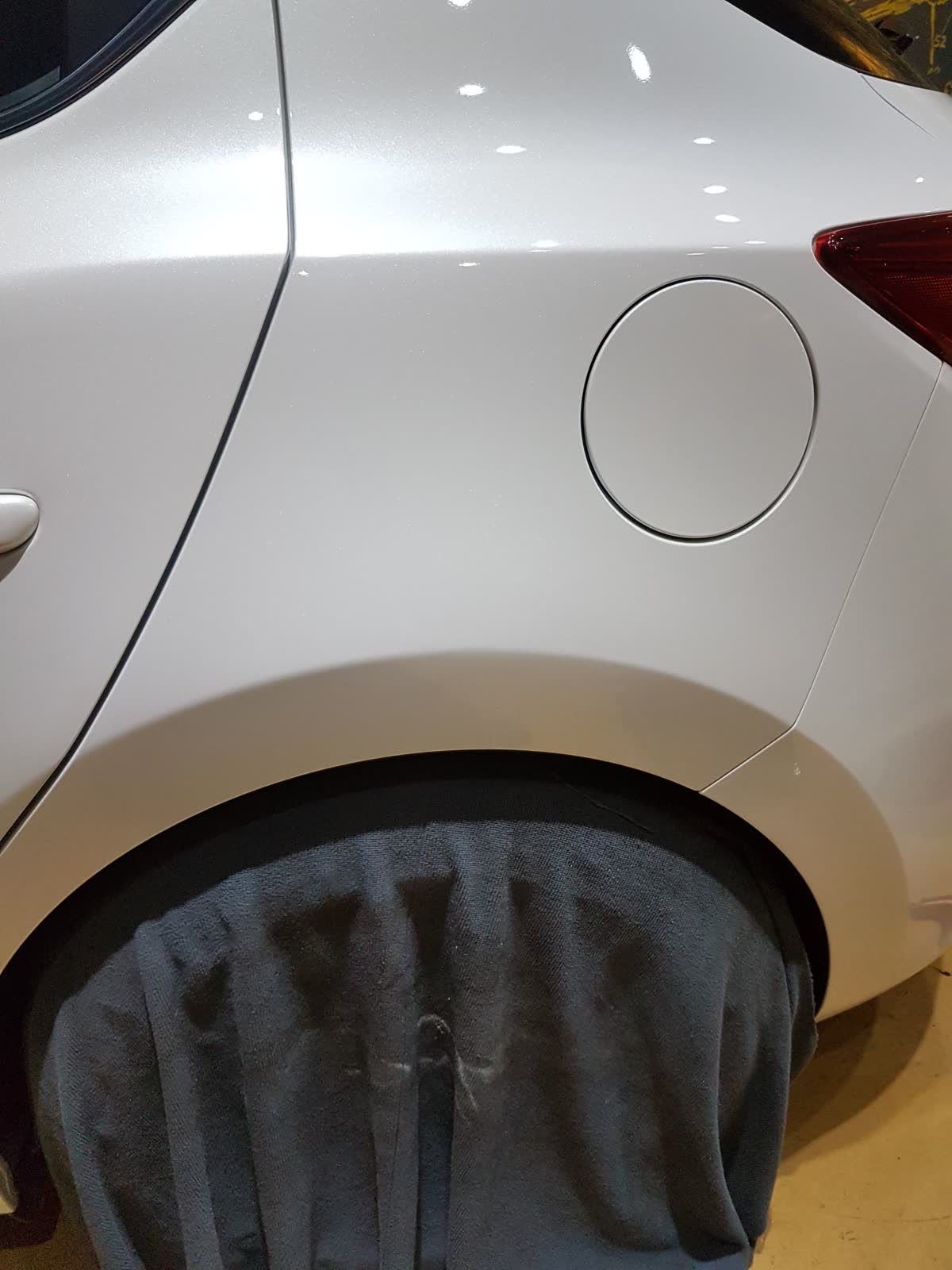 大面積凹痕修復後 — 白色車後葉子板
