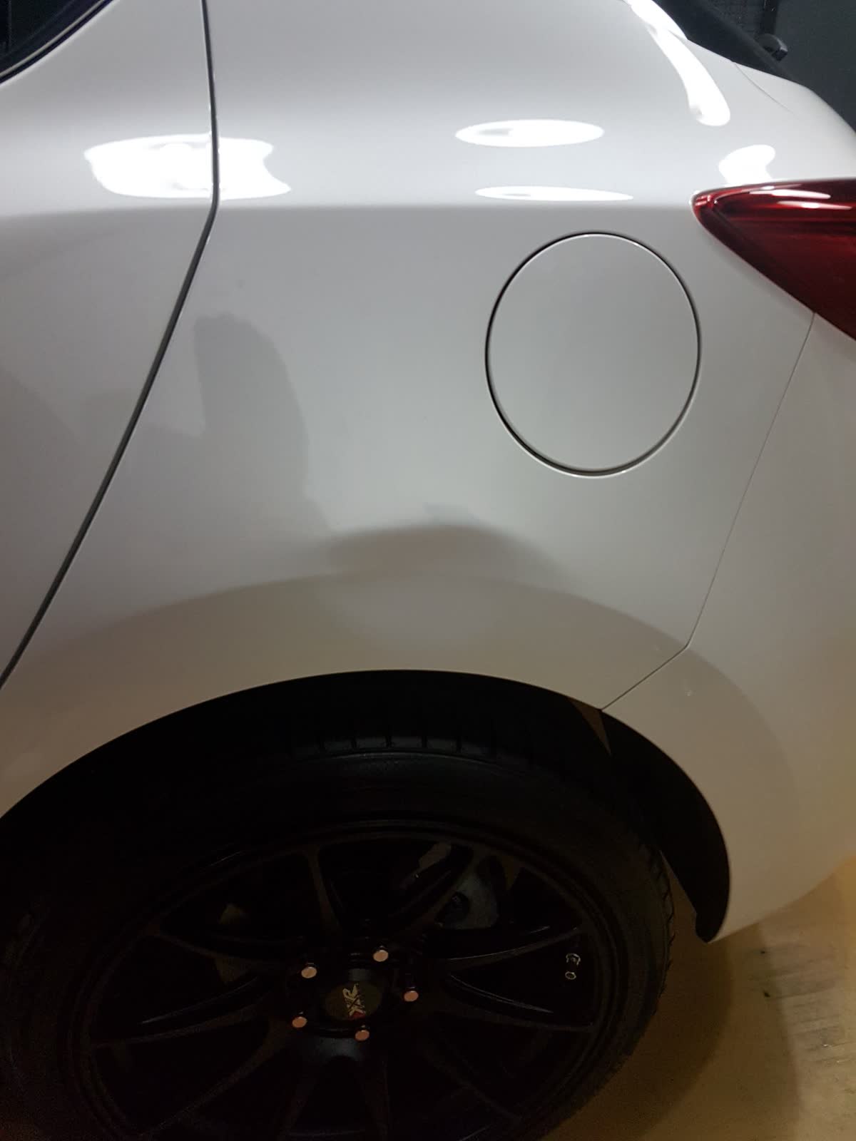 大面積凹痕修復前 — 白色車後葉子板大凹