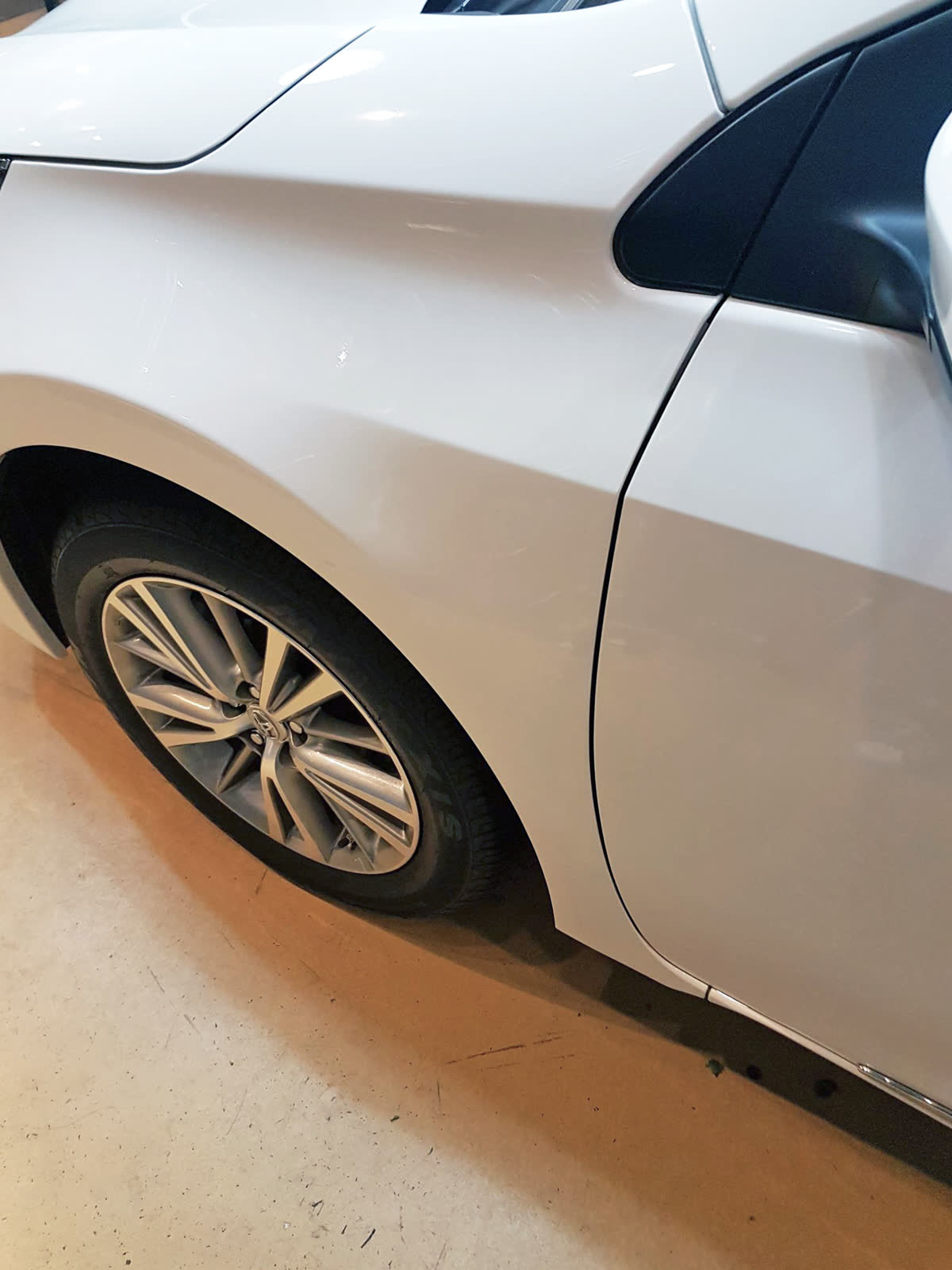 大面積凹痕修復後 — 白色車前葉子板
