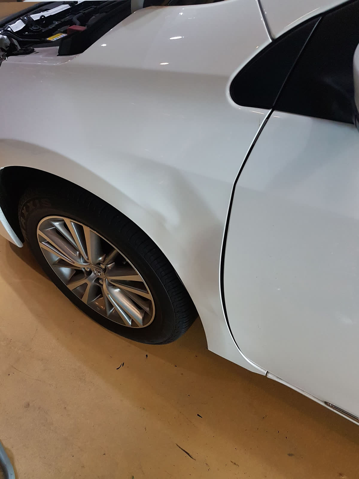 大面積凹痕修復前 — 白色車前葉子板大凹