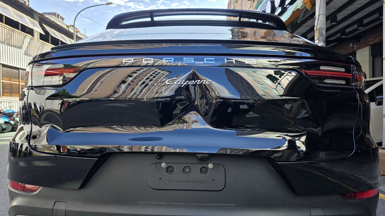 Porsche Cayenne 鋁合金尾門原始凹痕損傷 — 修復前