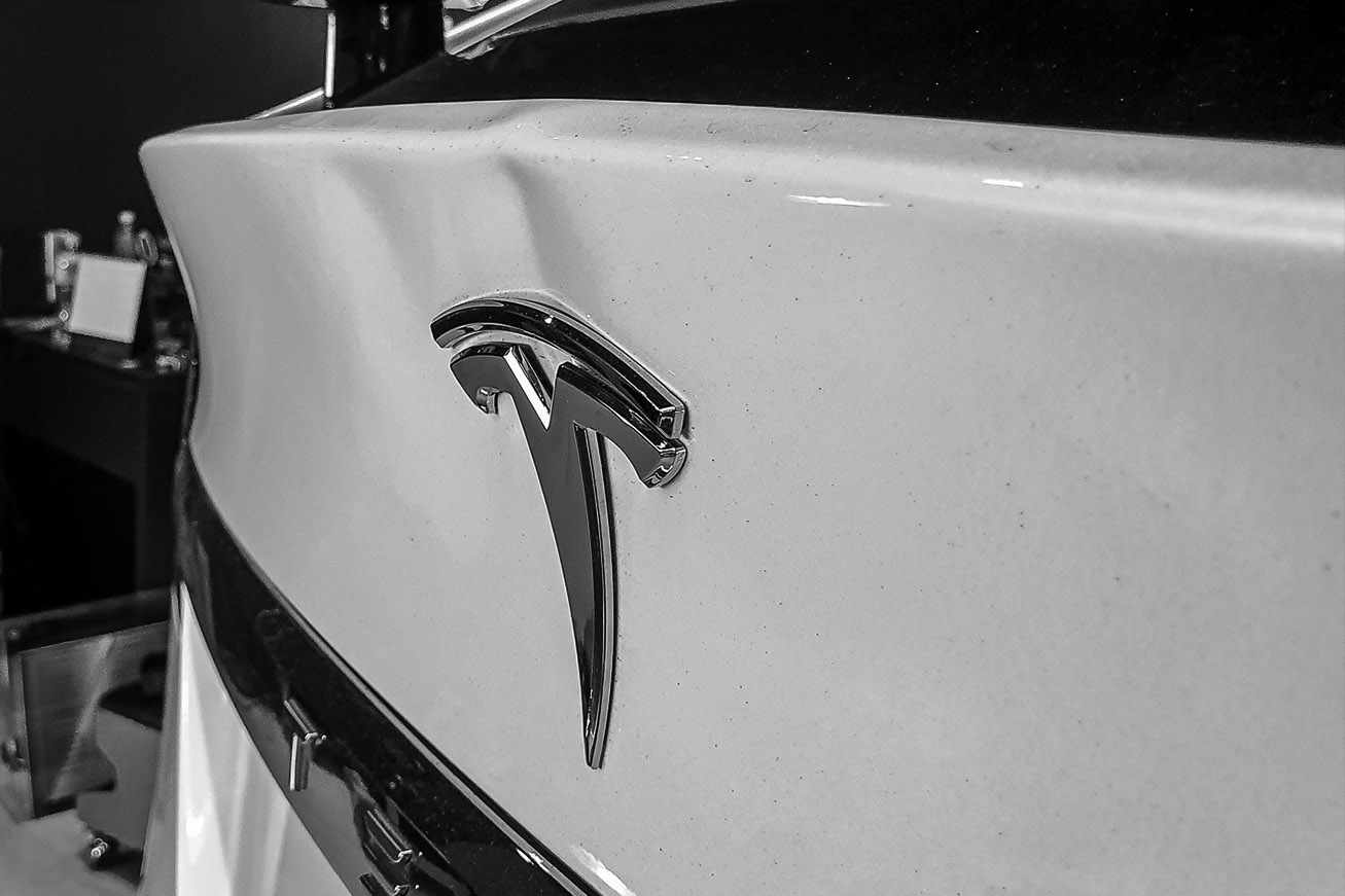 Tesla 後廂鋁合金蓋 — 凹痕修復後