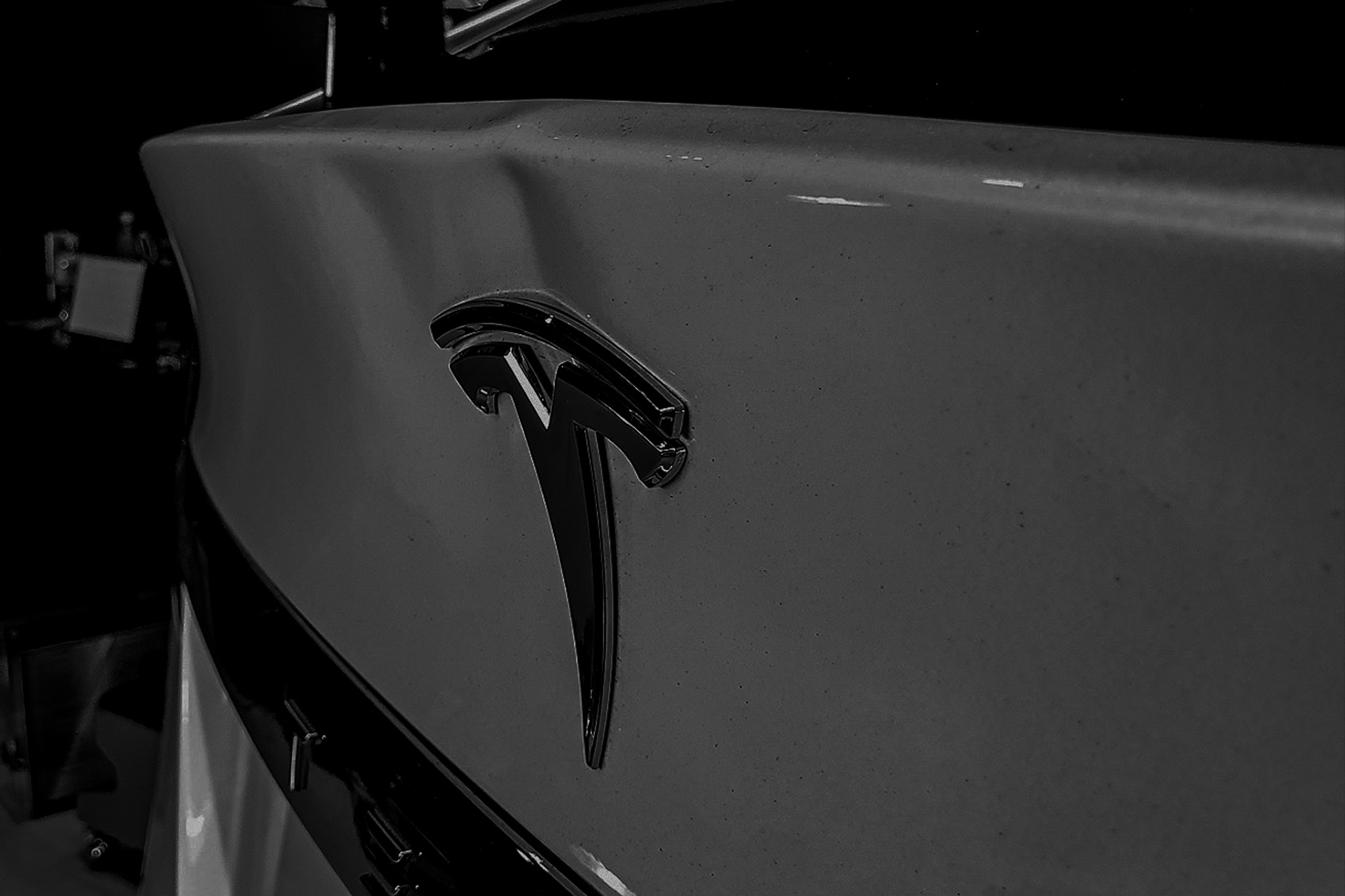 Tesla 後廂鋁合金蓋 — 凹痕修復前